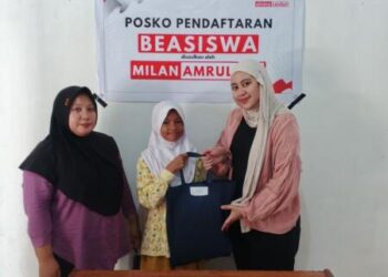 Posko pendaftaran beasiswa Milan Amrullah bekerjasama dengan Karang Taruna Bone Bolango dan Elnino Center.