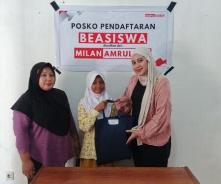 Posko pendaftaran beasiswa Milan Amrullah bekerjasama dengan Karang Taruna Bone Bolango dan Elnino Center.