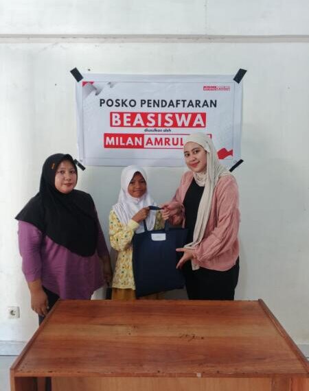 Posko pendaftaran beasiswa Milan Amrullah bekerjasama dengan Karang Taruna Bone Bolango dan Elnino Center.