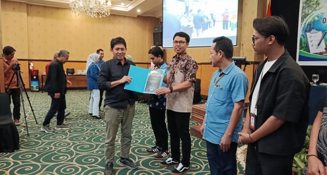PLN Nusantara Power Unit Pembangkitan Gorontalo menerima Penghargaan PROPER Peringkat Biru Periode 2023–2024 sebagai apresiasi atas konsistensi dalam memenuhi kewajiban dan menjaga kinerja pengelolaan lingkungan.(foto.istimewa)