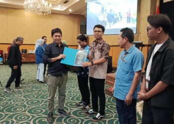 PLN Nusantara Power Unit Pembangkitan Gorontalo menerima Penghargaan PROPER Peringkat Biru Periode 2023–2024 sebagai apresiasi atas konsistensi dalam memenuhi kewajiban dan menjaga kinerja pengelolaan lingkungan.(foto.istimewa)