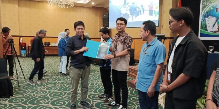 PLN Nusantara Power Unit Pembangkitan Gorontalo menerima Penghargaan PROPER Peringkat Biru Periode 2023–2024 sebagai apresiasi atas konsistensi dalam memenuhi kewajiban dan menjaga kinerja pengelolaan lingkungan.(foto.istimewa)