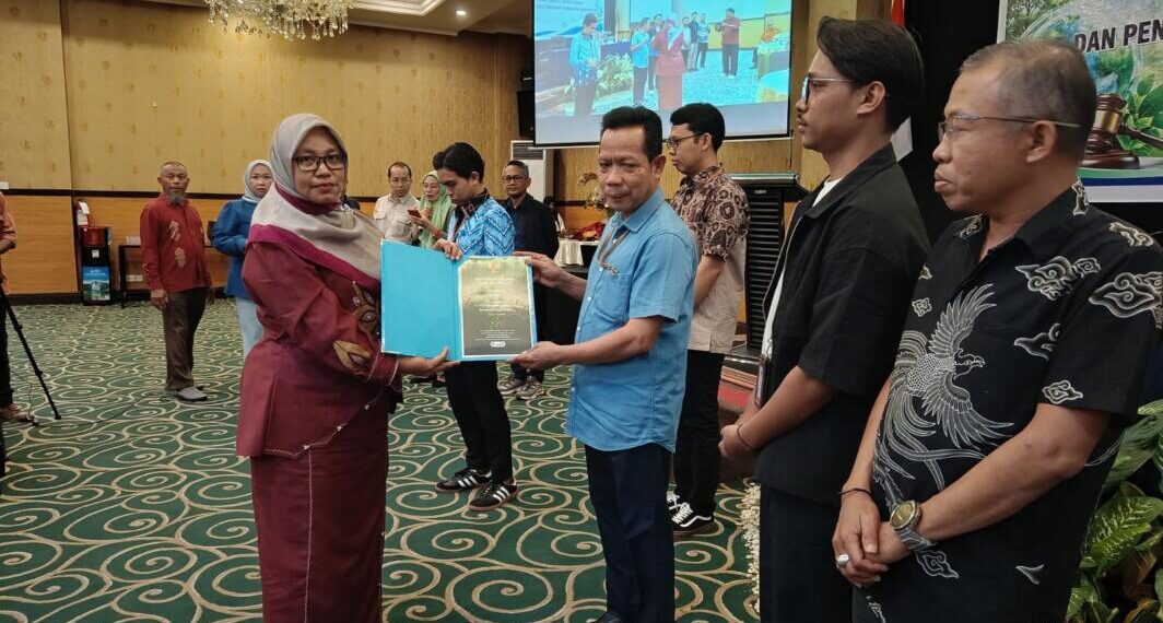 Perwakilan PLN Nusantara Power Unit Pembangkitan Gorontalo menerima penghargaan PROPER Biru sebagai apresiasi atas komitmen perusahaan dalam menjaga kepatuhan dan keberlanjutan pengelolaan lingkungan. (Foto.istimewa)