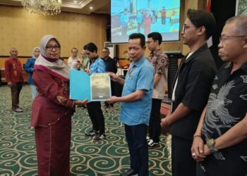 Perwakilan PLN Nusantara Power Unit Pembangkitan Gorontalo menerima penghargaan PROPER Biru sebagai apresiasi atas komitmen perusahaan dalam menjaga kepatuhan dan keberlanjutan pengelolaan lingkungan. (Foto.istimewa)