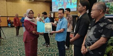 Perwakilan PLN Nusantara Power Unit Pembangkitan Gorontalo menerima penghargaan PROPER Biru sebagai apresiasi atas komitmen perusahaan dalam menjaga kepatuhan dan keberlanjutan pengelolaan lingkungan. (Foto.istimewa)