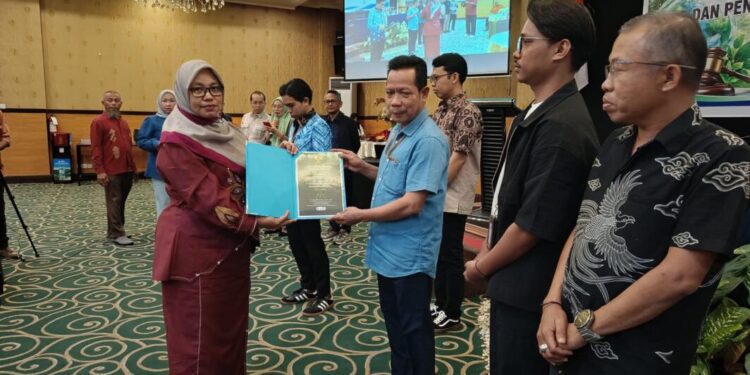 Perwakilan PLN Nusantara Power Unit Pembangkitan Gorontalo menerima penghargaan PROPER Biru sebagai apresiasi atas komitmen perusahaan dalam menjaga kepatuhan dan keberlanjutan pengelolaan lingkungan. (Foto.istimewa)