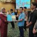 Perwakilan PLN Nusantara Power Unit Pembangkitan Gorontalo menerima penghargaan PROPER Biru sebagai apresiasi atas komitmen perusahaan dalam menjaga kepatuhan dan keberlanjutan pengelolaan lingkungan. (Foto.istimewa)