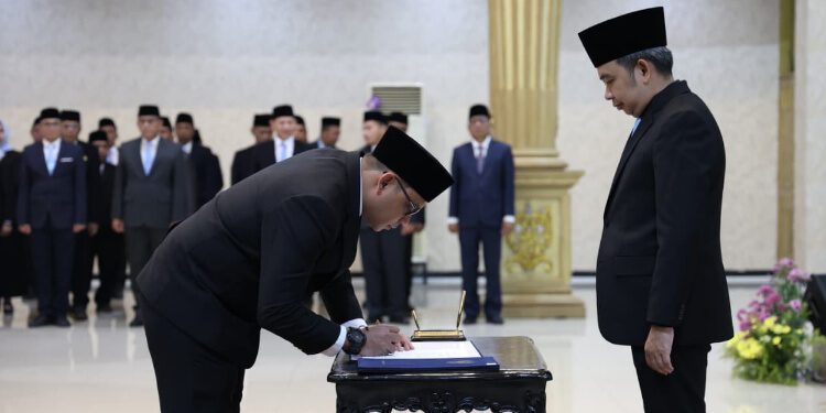 Bupati Jember Muhammad Fawait saat pelantikan dan rotasi pejabat Pemkab Jember di Pendopo Wahyawibawagraha, Jumat (28/8/2026).
