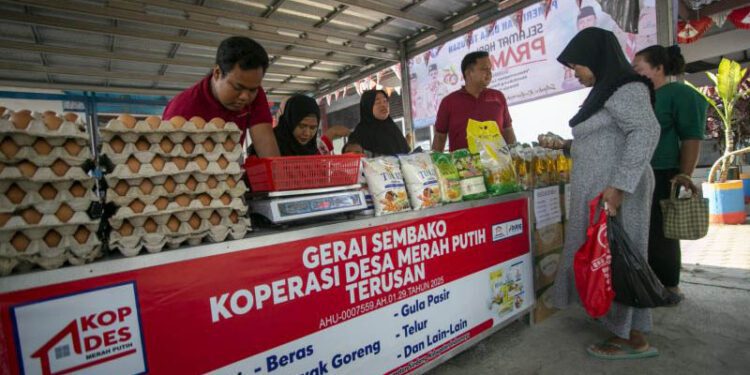 Warga membeli sembako di gerai sembako Koperasi Desa Merah Putih (KDMP) Desa Terusan, Indramayu, Jawa Barat, Sabtu (15/8/2026). Pemerintah berkomitmen untuk memperkuat perekonomian rakyat melalui penguatan Usaha Mikro, Kecil, dan Menengah (UMKM), petani, nelayan, hingga pekerja sektor transportasi daring dengan mengoptimalkan Koperasi Desa dan Kelurahan Merah Putih (KDKMP) di seluruh wilayah Indonesia. ANTARA FOTO/Dedi Suwidiantoro/wpa