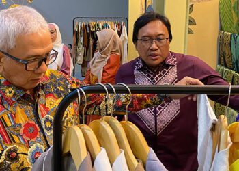 Mantan Penjabat Gubernur Gorontalo, Rudi Salahudin, melihat koleksi karawo yang ditampilkan UMKM binaan BI Gorontalo pada KKI 2026.  (Humas BI Gorontalo)