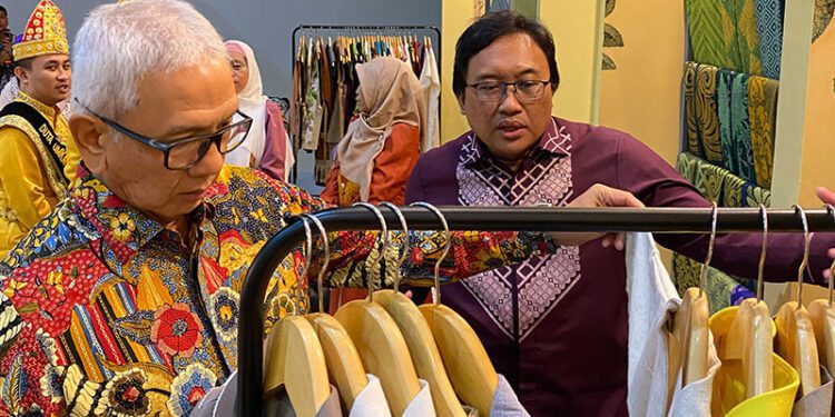 Mantan Penjabat Gubernur Gorontalo, Rudi Salahudin, melihat koleksi karawo yang ditampilkan UMKM binaan BI Gorontalo pada KKI 2026.  (Humas BI Gorontalo)