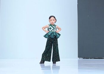 Arraya Naladhipa Ismail (5) memperagakan busana bermotif Karawo rancangan desainer Gorontalo pada ajang Indonesia Fashion Week (IFW) 2026 di Jakarta Convention Center, Rabu (29/7).