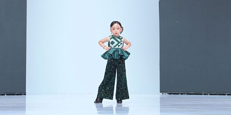 Arraya Naladhipa Ismail (5) memperagakan busana bermotif Karawo rancangan desainer Gorontalo pada ajang Indonesia Fashion Week (IFW) 2026 di Jakarta Convention Center, Rabu (29/7).