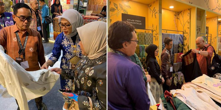 Kepala Perwakilan BI Gorontalo, Bambang Setya Permana (kiri) memperkenalkan karawo ecoprint kepada pengunjung JICC dalam gelaran Karya Kreatif Indonesia (KKI) 2026. Perancang busana Indonesia, Ragowo (Didit) Hediprasetyo (Kanan), melihat koleksi karawo di KKI 2026.