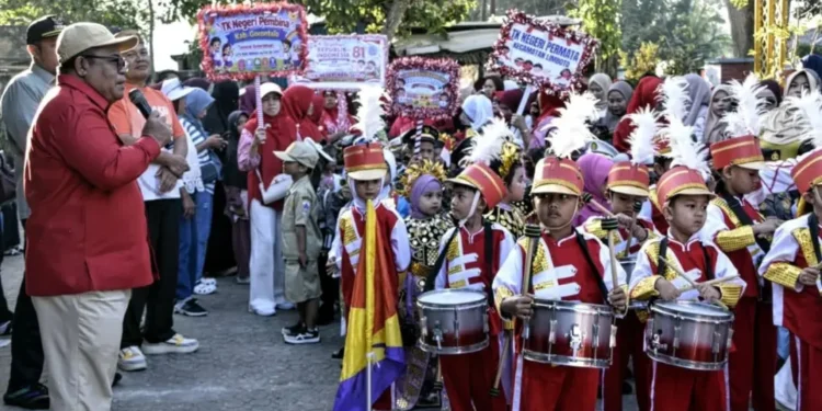 Ratusan anak usia dini di Kecamatan Limboto mengapresiasikan cita-cita dalam momen Karnaval TK/PAUD se-Kecamatan Limboto. Kegiatan ini dalam rangka memeriahkan HUT ke-81 Kemerdekaan RI, Kamis (20/08/2026).