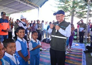 Menteri Pendidikan Dasar dan Menengah (Mendikdasmen) Abdul Mu'ti di Kabupaten Nagekeo, Provinsi Nusa Tenggara Timur (NTT) pada Senin (24/8/2026) memberikan semangat kepada para murid yang harus mengikuti pembelajaran di dalam tenda darurat pascabencana gempa bumi. ANTARA/HO-Humas Kemendikdasmen
