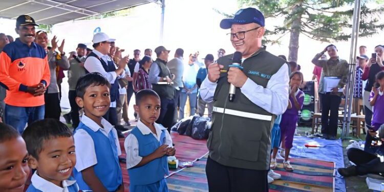 Menteri Pendidikan Dasar dan Menengah (Mendikdasmen) Abdul Mu'ti di Kabupaten Nagekeo, Provinsi Nusa Tenggara Timur (NTT) pada Senin (24/8/2026) memberikan semangat kepada para murid yang harus mengikuti pembelajaran di dalam tenda darurat pascabencana gempa bumi. ANTARA/HO-Humas Kemendikdasmen