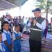 Menteri Pendidikan Dasar dan Menengah (Mendikdasmen) Abdul Mu'ti di Kabupaten Nagekeo, Provinsi Nusa Tenggara Timur (NTT) pada Senin (24/8/2026) memberikan semangat kepada para murid yang harus mengikuti pembelajaran di dalam tenda darurat pascabencana gempa bumi. ANTARA/HO-Humas Kemendikdasmen