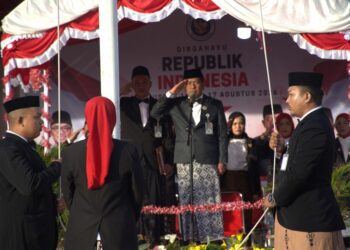 Kakanwil Kemenhaj Gorontalo Mansur Mansir menggunakan buasana PSL menjadi inspektur upacara Peringatan HUT ke-81 RI, Senin (17/8/2026).