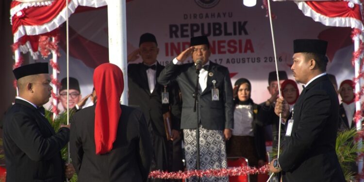 Kakanwil Kemenhaj Gorontalo Mansur Mansir menggunakan buasana PSL menjadi inspektur upacara Peringatan HUT ke-81 RI, Senin (17/8/2026).