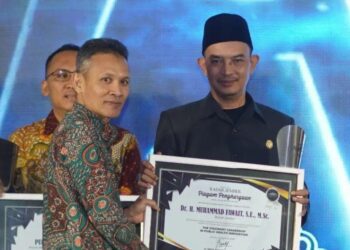 Kepala Bakasbangpol Jember Lingga Diputra saat mewakili bupati Jember Muhammad fawait di acara Rajar Jember Award 2026.