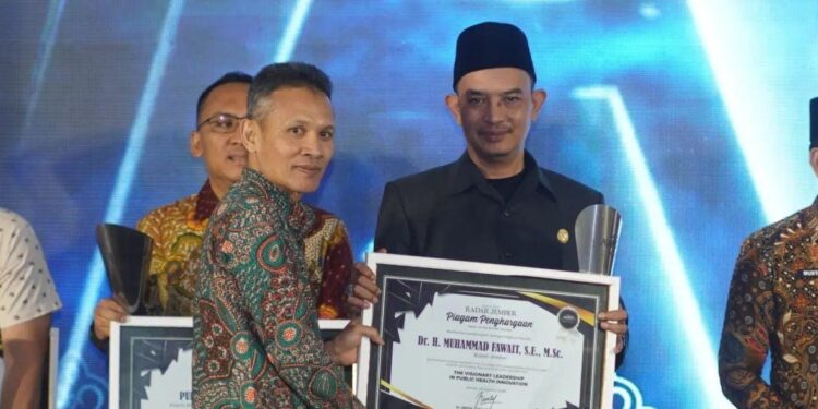 Kepala Bakasbangpol Jember Lingga Diputra saat mewakili bupati Jember Muhammad fawait di acara Rajar Jember Award 2026.