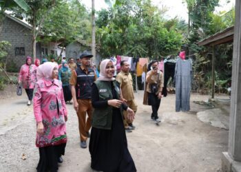 Ketua Tim Penggerak PKK Kabupaten Jember Neng Ghyta Eka Puspita saat kunjungan Home Care.