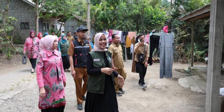 Ketua Tim Penggerak PKK Kabupaten Jember Neng Ghyta Eka Puspita saat kunjungan Home Care.