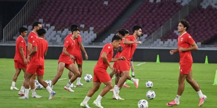 Latihan Timnas Indonesia jelang melawan Vietnam. Sejumlah pesepak bola Timnas Indonesia mengikuti sesi latihan di Stadion GBK, Jakarta, Minggu (2/8/2026). Latihan Timnas Indonesia untuk persiapan laga ketiga Grup A Piala AFF 2026 melawan Vietnam di Stadion Pakansari pada Senin (3/8/2026). ANTARA FOTO/Fakhri Hermansyah/sgd