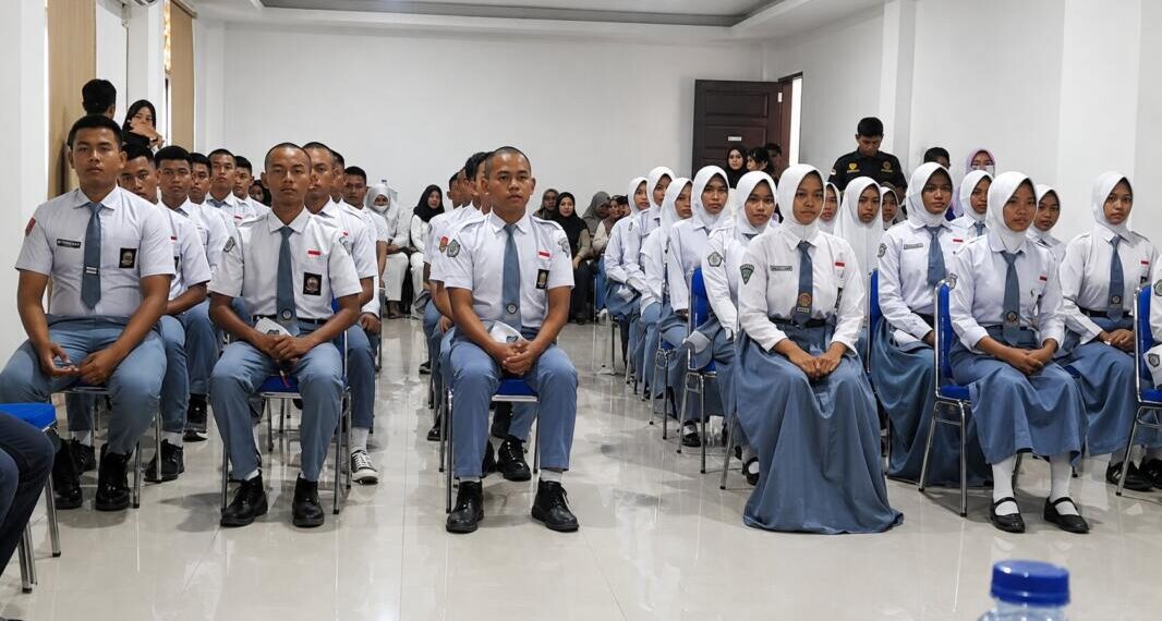 33 anggota Pasukan Pengibar Bendera Pusaka (Paskibraka) menjalani pemusatan pendidikan dan pelatihan (Diklat) di Hotel Toewawa