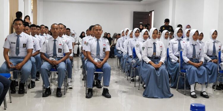 33 anggota Pasukan Pengibar Bendera Pusaka (Paskibraka) menjalani pemusatan pendidikan dan pelatihan (Diklat) di Hotel Toewawa