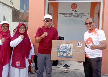 Ketua DPW PKS Gorontalo Adnan Entengo menyerahkan hadiah kepada pemenang lomba dalam rangka HUT ke-81 Kemerdekaan RI.