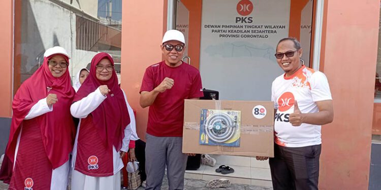 Ketua DPW PKS Gorontalo Adnan Entengo menyerahkan hadiah kepada pemenang lomba dalam rangka HUT ke-81 Kemerdekaan RI.