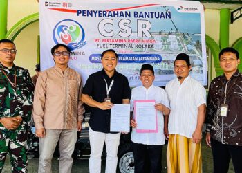 Penyerahan bantuan satu unit motor tiga roda untuk mendukung kegiatan pengumpulan dan pengangkutan sampah di Kelurahan Kolakaasi, Kabupaten Kolaka, Sulawesi Tenggara.