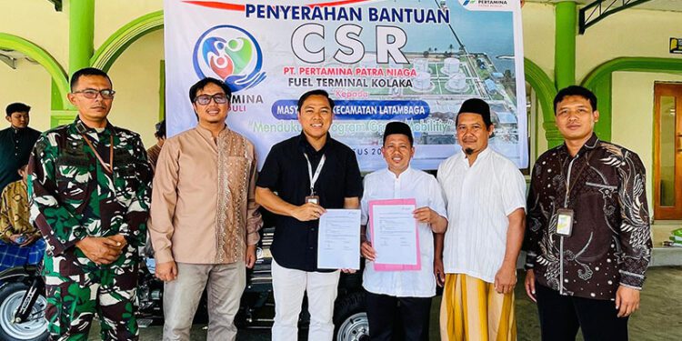 Penyerahan bantuan satu unit motor tiga roda untuk mendukung kegiatan pengumpulan dan pengangkutan sampah di Kelurahan Kolakaasi, Kabupaten Kolaka, Sulawesi Tenggara.