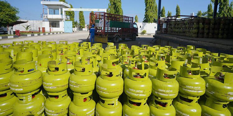 Pertamina menyalurkan extra dropping LPG 3 kg hingga 65 persen dari rata-rata penyaluran harian di wilayah yang membutuhkan tambahan pasokan.