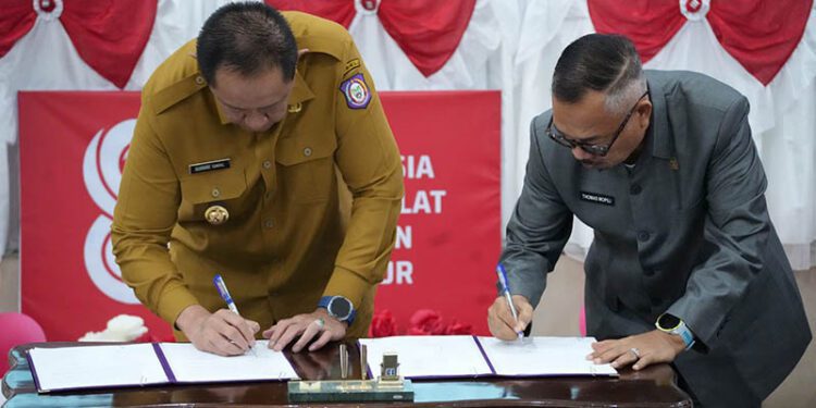 Gubernur Gorontalo, Gusnar Ismail (kiri) bersama Ketua DPRD Provinsi Gorontalo, Thomas Idrus Mopili (kanan) menandatangani persetujuan perubahan APBD 2026, Selasa (18/8/2026).(Humas Deprov)