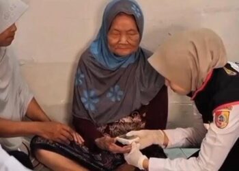 Petugas Adminduk Capil saat melakukan layanan sidik jari