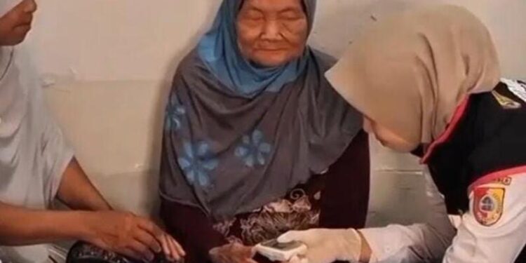 Petugas Adminduk Capil saat melakukan layanan sidik jari