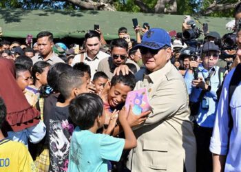Presiden Prabowo Subianto meninjau posko pengungsian di Lapangan Berdikari, Kabupaten Nagekeo, Provinsi Nusa Tenggara Timur (NTT), pada Rabu, 26 Agustus 2026. Foto: BPMI Setpres/Laily Rachev