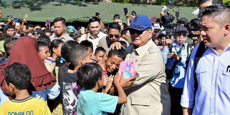 Presiden Prabowo Subianto meninjau posko pengungsian di Lapangan Berdikari, Kabupaten Nagekeo, Provinsi Nusa Tenggara Timur (NTT), pada Rabu, 26 Agustus 2026. Foto: BPMI Setpres/Laily Rachev