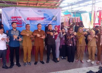 Kunjungan BI, BSG, BRI, dan Bank Muamalat dalam rangka Roadshow PASAR PASIARI di Pasar Kayubulan, Kecamatan Limboto, Kabupaten Gorontalo, Selasa (11/8/2026). (F. Humas)