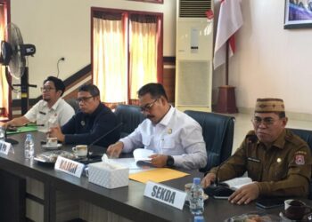 Sekda Iwan Mustapa saat menghadiri Rapat Koordinasi Percepatan Sertifikasi Tanah Rumah Ibadah Kabupaten Bone Bolango yang digelar di Aula Kejaksaan Negeri Bone Bolango, Selasa (4/8/2026). (Foto Firsa/Gopos)