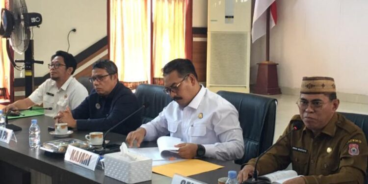 Sekda Iwan Mustapa saat menghadiri Rapat Koordinasi Percepatan Sertifikasi Tanah Rumah Ibadah Kabupaten Bone Bolango yang digelar di Aula Kejaksaan Negeri Bone Bolango, Selasa (4/8/2026). (Foto Firsa/Gopos)