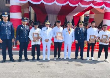 Empat warga binaan Lapas Pohuwato berpose bersama Bupati Pohuwato Saipul Mbuinga dan Kalapas Pohuwato Deddy H Abdul, mendapat remisi bebas pada momen HUT ke-81 RI.(F. RRI/Istimewa)