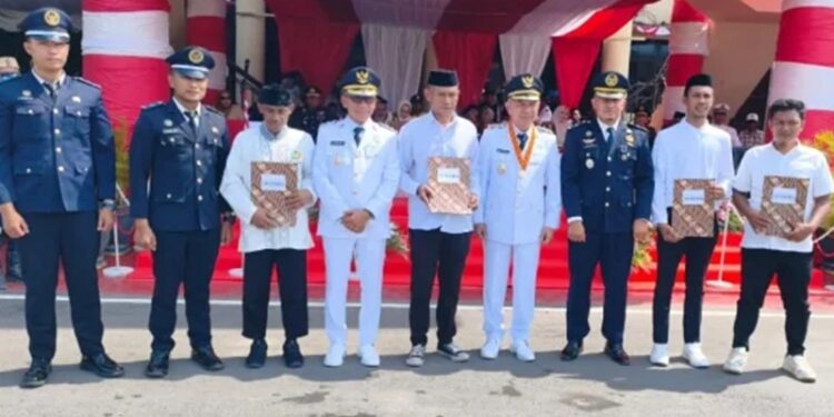 Empat warga binaan Lapas Pohuwato berpose bersama Bupati Pohuwato Saipul Mbuinga dan Kalapas Pohuwato Deddy H Abdul, mendapat remisi bebas pada momen HUT ke-81 RI.(F. RRI/Istimewa)