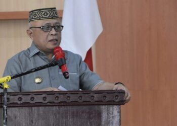 Sosialisasi Pengisian Administrasi dan Data Kelompok PKK Desa dan Kecamatan, Sosialisasi Hasil Rakernas PKK, serta Penguatan Bupati Gorontalo Sofyan Puhi memberikan sambutan pada Program Kerja Pokja-Pokja PKK Kabupaten Gorontalo, Senin (24/8/2026).