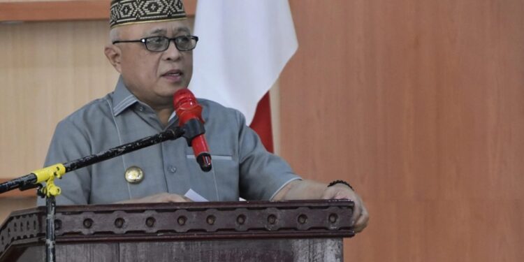 Sosialisasi Pengisian Administrasi dan Data Kelompok PKK Desa dan Kecamatan, Sosialisasi Hasil Rakernas PKK, serta Penguatan Bupati Gorontalo Sofyan Puhi memberikan sambutan pada Program Kerja Pokja-Pokja PKK Kabupaten Gorontalo, Senin (24/8/2026).