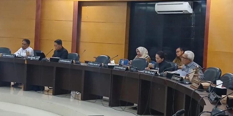 Komisi I DPRD Provinsi Gorontalo menggelar Rapat Dengar Pendapat Umum (RDPU) yang digelar di Ruang Dulohupa DPRD Provinsi Gorontalo. (foto.isno/gopos)