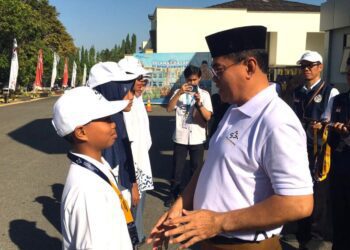 Sekda Iwan Mustapa saat menyematkan tanda peserta Masa Pengenalan Lingkungan Sekolah Nasional Terintegrasi di BPMP Provinsi Gorontalo, Senin (10/8/2026). (Foto Firsa/Gopos)